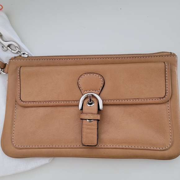 Coach Hampton Wristlet Y2K In Camel Leather